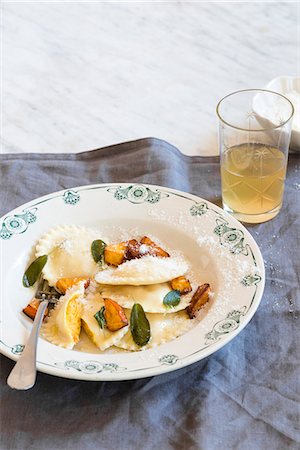 ravioli - Roasted pumpkin and ricotta ravioli with sage, butter and parmesan cheese Photographie de stock - Premium Libres de Droits, Code: 659-09124963
