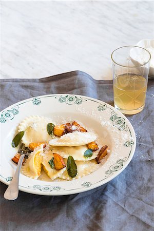 Roasted pumpkin and ricotta ravioli with sage, butter and parmesan cheese Photographie de stock - Premium Libres de Droits, Code: 659-09124963