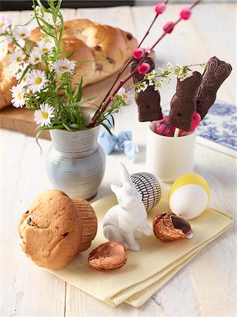 Vegan Easter bread, chocolate rabbits, chocolate eggs and a bouquet of flowers Fotografie stock - Premium Royalty-Free, Codice: 659-09125018