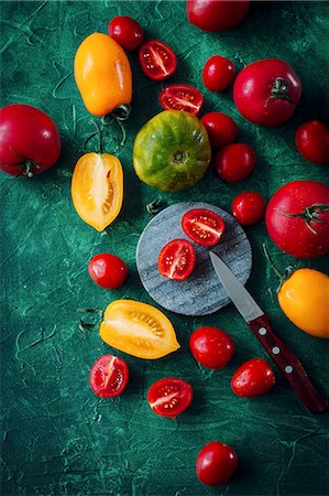 Various tomatoes, whole and halved Stock Photo - Premium Royalty-Free, Code: 659-09125038