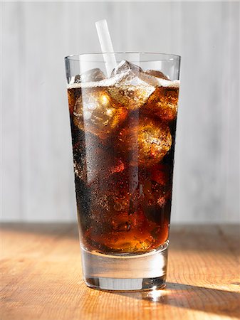 simsearch:659-09125032,k - Cola with ice cubes in a glass Foto de stock - Sin royalties Premium, Código: 659-09125032