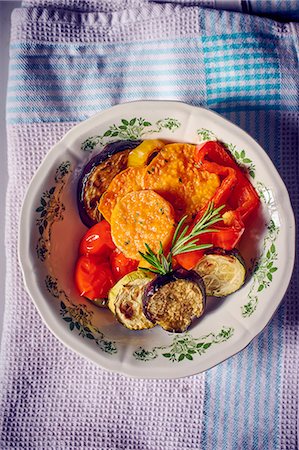 simsearch:659-08940518,k - Roasted sweet potatoes and vegetables on a plate Photographie de stock - Premium Libres de Droits, Code: 659-09125056