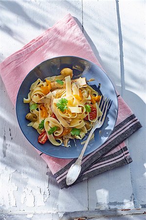 simsearch:659-07597289,k - Ribbon noodles with artichokes, olives and tomatoes Foto de stock - Sin royalties Premium, Código: 659-09125058