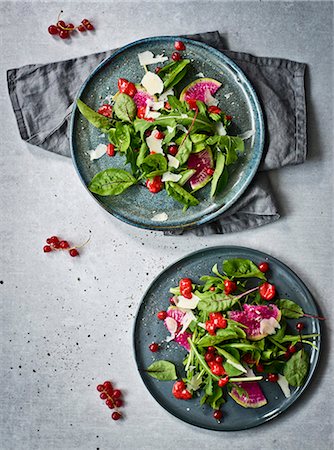 Rocket salad with radish and raspberry dressing Photographie de stock - Premium Libres de Droits, Code: 659-09125066