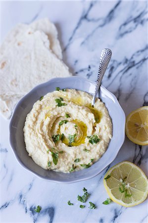 simsearch:659-06155000,k - Hummus with flatbread and parsley Stock Photo - Premium Royalty-Free, Code: 659-09125083