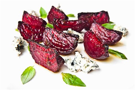 simsearch:659-08896661,k - Grilled beetroot with blue cheese Photographie de stock - Premium Libres de Droits, Code: 659-09125103