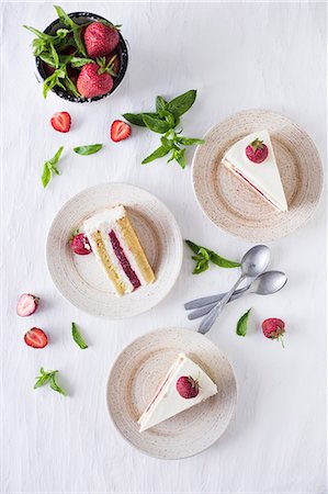 piece cake aerial view - Slices of a strawberry and vanilla cake (seen from above) Stock Photo - Premium Royalty-Free, Code: 659-09125120