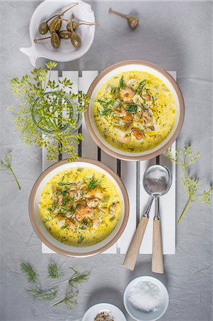 Creamy seafood chowder with smoked haddock, praws, mussels, squid and dill Fotografie stock - Premium Royalty-Free, Codice: 659-09125135