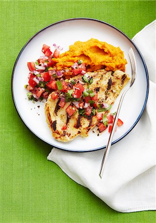 A grilled chop with salsa and sweet potato mash Stockbilder - Premium RF Lizenzfrei, Bildnummer: 659-09125137
