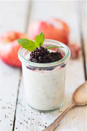 simsearch:400-07772616,k - Chia pudding with algae beads Foto de stock - Sin royalties Premium, Código: 659-09125132