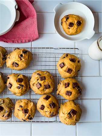simsearch:659-08147206,k - Pumpkin chocolate chunk cookies cooling on wire rack Fotografie stock - Premium Royalty-Free, Codice: 659-09125159