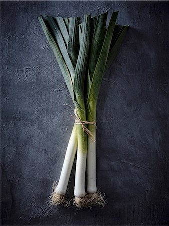 dark background vegetable - A bundle of leeks Stock Photo - Premium Royalty-Free, Code: 659-09125170