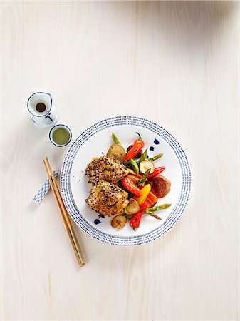 simsearch:659-08940671,k - Roast chicken with chillies and mushrooms (Japan) Foto de stock - Sin royalties Premium, Código: 659-09125191
