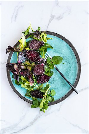 simsearch:659-07597294,k - Beetroot salad garnished with lettuce leaves Photographie de stock - Premium Libres de Droits, Code: 659-09125207