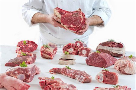A chef presenting different types of fresh raw meat Photographie de stock - Premium Libres de Droits, Code: 659-09125214