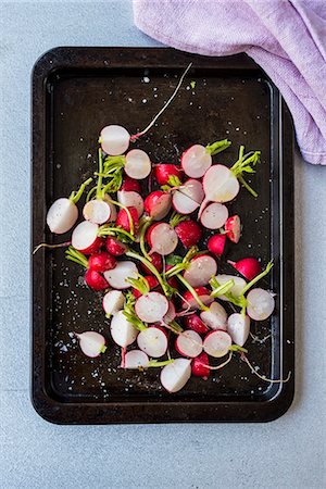 simsearch:659-07958932,k - Radishes on a baking tray Foto de stock - Royalty Free Premium, Número: 659-09125211