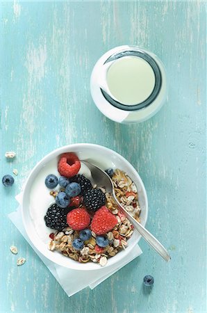 simsearch:659-09125228,k - Yoghurt and muesli with berries in a bowl next to a glass bottle of yoghurt Foto de stock - Sin royalties Premium, Código: 659-09125222