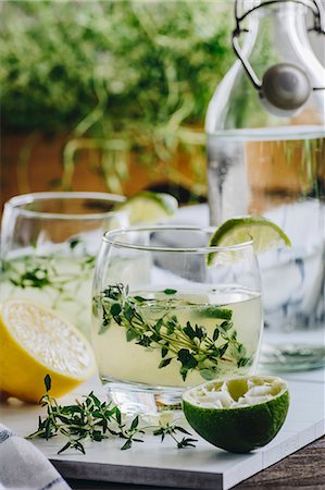 simsearch:659-08896093,k - Lemonade with lemon, lime and thyme Foto de stock - Sin royalties Premium, Código: 659-09125260