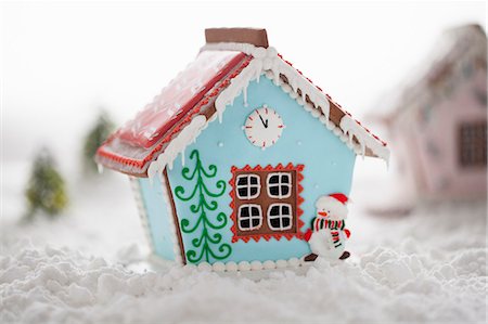 A gingerbread house with blue icing Stockbilder - Premium RF Lizenzfrei, Bildnummer: 659-09125285