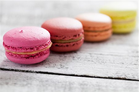 simsearch:659-08897073,k - A row of macarons Stockbilder - Premium RF Lizenzfrei, Bildnummer: 659-09125286