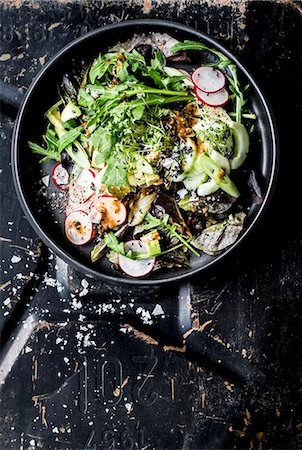 simsearch:659-06671100,k - A green salad with radishes, spring onion and tahini Fotografie stock - Premium Royalty-Free, Codice: 659-09125297