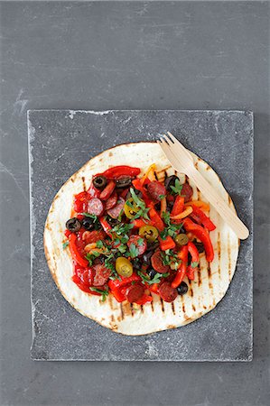 A tortilla wrap with chorizo and red pepper Photographie de stock - Premium Libres de Droits, Code: 659-09125305