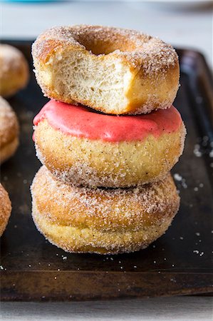 simsearch:659-09125224,k - A stack of homemade doughnuts Foto de stock - Sin royalties Premium, Código: 659-09125352