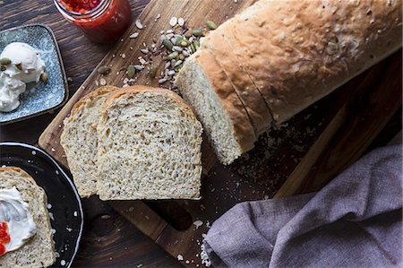 simsearch:659-09124909,k - A sliced loaf of homemade wholegrain bread Photographie de stock - Premium Libres de Droits, Code: 659-09125361