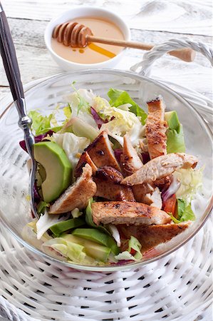 simsearch:659-07958915,k - Grilled chicken breast and avocado salad Photographie de stock - Premium Libres de Droits, Code: 659-09125372