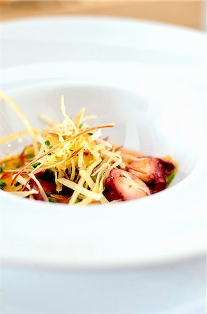 Grilled octopus with potato straw (Spain) Foto de stock - Sin royalties Premium, Código: 659-09125401