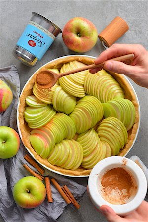 dredging of fruits - Tart with apple step by step Stock Photo - Premium Royalty-Free, Code: 659-09125428