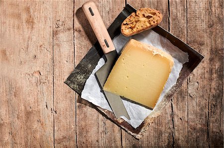 parchment - Mountain cheese and bread Photographie de stock - Premium Libres de Droits, Code: 659-09125439