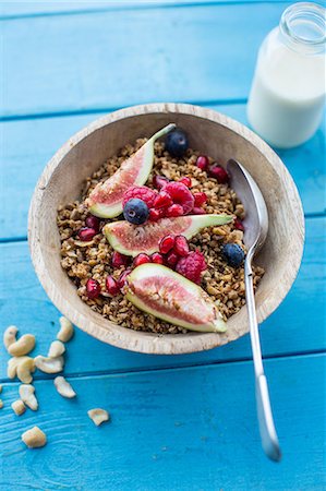 simsearch:659-09125268,k - Granola with figs, berries and pomegranate seeds Photographie de stock - Premium Libres de Droits, Code: 659-09125465