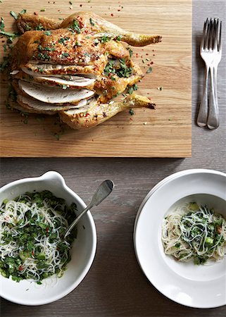 simsearch:659-07027390,k - Chilli and garlic chicken with ginger noodles Foto de stock - Sin royalties Premium, Código: 659-09125460