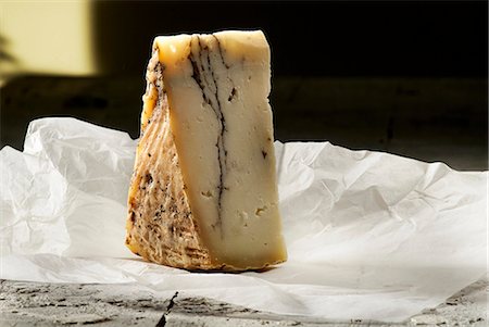 simsearch:659-07069459,k - A wedge of pecorino with truffle on white paper Foto de stock - Sin royalties Premium, Código: 659-09125478