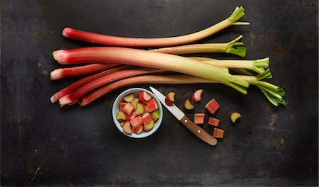 simsearch:659-08897075,k - Rhubarb stems and chopped rhubarb in a bowl with a knife Foto de stock - Sin royalties Premium, Código: 659-09125479