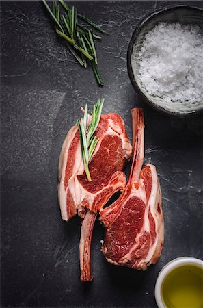 simsearch:659-06902465,k - Two fresh lamb chops, sea salt flakes, olive oil and rosemary Foto de stock - Royalty Free Premium, Número: 659-09125492