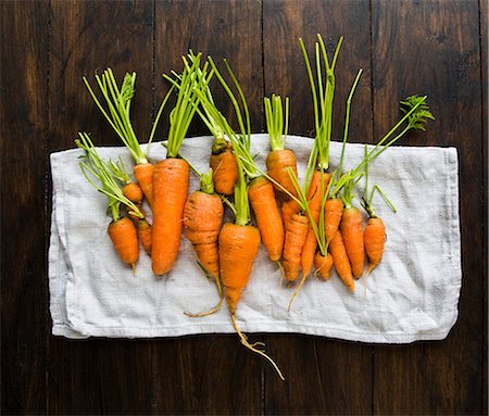 simsearch:659-08896593,k - Small garden carrots in different shapes and sizes Photographie de stock - Premium Libres de Droits, Code: 659-09125493