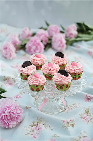 simsearch:659-08896900,k - Strawberry Oreo cupcakes Foto de stock - Sin royalties Premium, Código: 659-09125506