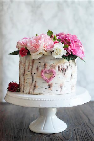 silver birch - Strawberry and pistachio cake decorated to look like a silver birch Stock Photo - Premium Royalty-Free, Code: 659-09125507