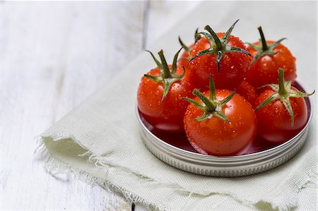 Cherry tomatoes with drops of water Foto de stock - Sin royalties Premium, Código: 659-09125555