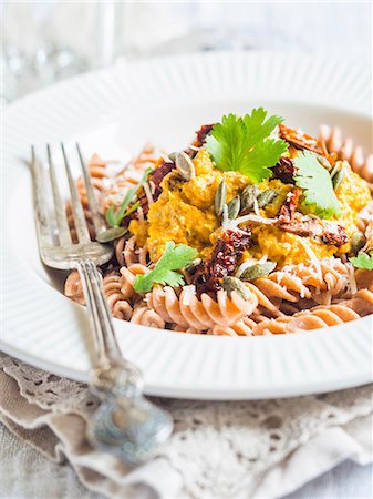 Pumpkin pesto served with whole grain spelt pasta and dry tomatoes Stock Photo - Premium Royalty-Free, Code: 659-09125553