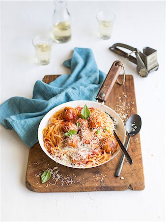 simsearch:659-06185557,k - Spaghetti with meatballs and parmesan Photographie de stock - Premium Libres de Droits, Code: 659-09125575