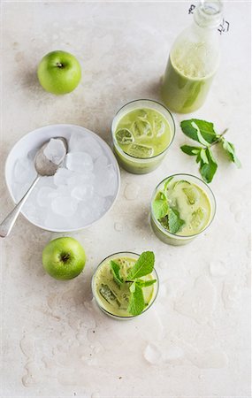 Green juice with cucumber, celery, mint and ginger Photographie de stock - Premium Libres de Droits, Code: 659-09125577