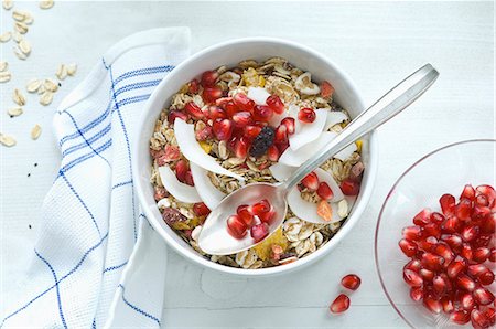 simsearch:659-08419700,k - Muesli with milk, oats, cereals, chia seeds, pomegranate seeds, grated coconut and cranberries Stockbilder - Premium RF Lizenzfrei, Bildnummer: 659-09125606