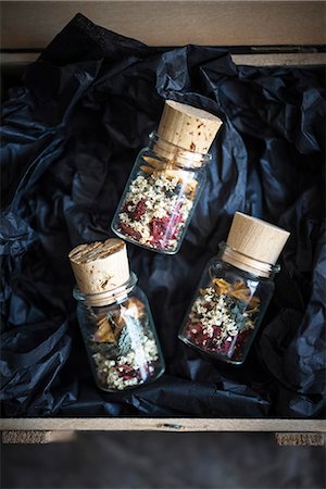 simsearch:659-08147190,k - Small jars of loose leaf tea made from dried elderflowers, mint, strawberries and peach Photographie de stock - Premium Libres de Droits, Code: 659-09125610