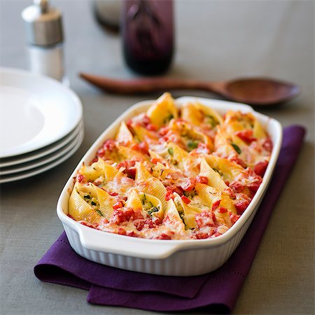 simsearch:659-06903651,k - Shell pasta with a cheese and vegetable filling in a baking dish Photographie de stock - Premium Libres de Droits, Code: 659-09125613