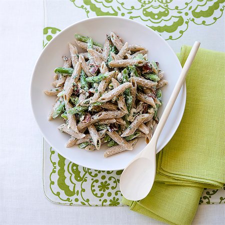 simsearch:659-08512798,k - Penne pasta with green beans and bacon Photographie de stock - Premium Libres de Droits, Code: 659-09125622