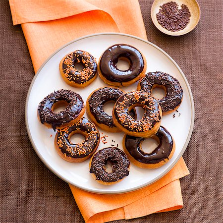 simsearch:659-06902893,k - Doughnuts with chocolate glaze for Halloween Foto de stock - Sin royalties Premium, Código: 659-09125638