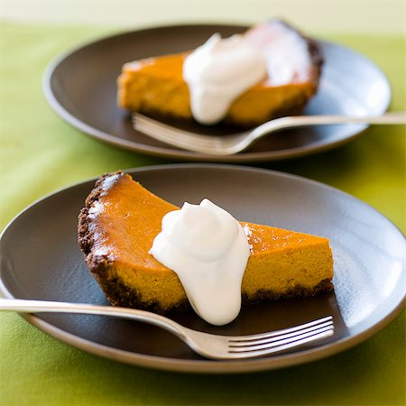 pastel de calabaza - Two slices of pumpkin pie with whipped cream Foto de stock - Sin royalties Premium, Código: 659-09125631